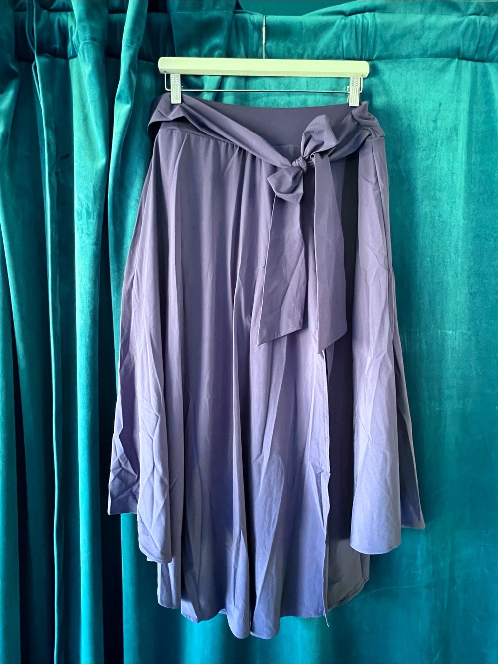 NWT HALARA Breezeful™ High Waisted Tie Side 2-in-1 Curved Hem Flowy Midi Skirt